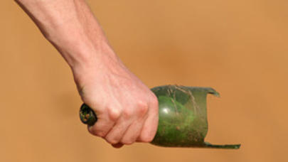 Telefona görə butulka parçası ilə ölümcül hala salındı