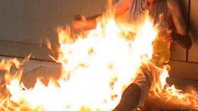 DƏHŞƏT: Dostu ilə dalaşdı, üstünə benzin tökdü, sonra...