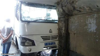 Bakıda ağır qəza: Avtobus körpüyə çırpıldı, 10 yaralı - FOTOLAR