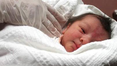 Paxıl qadın 17 günlük körpəni binadan atdı – DƏHŞƏT