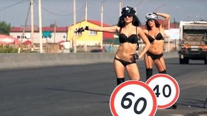 Sürücülər ŞOK-da - Çılpaq qızlar yol kənarında... - FOTOLAR