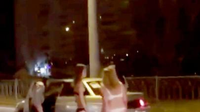 Qızlar alt paltarları ilə yolu kəsib sürücülrədən pul yığırlar – VİDEO