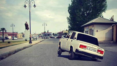 Bakıda avtoşun QORXUNC QƏZASI: İki qadın maşından çölə uçdu - VİDEO