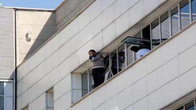 İşdən qovuldu, özünü 4-cü mərtəbədən atdı - VİDEO