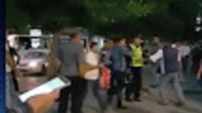 Bakıda kişi damarını doğrayıb qanını polisin üstünə tökdü - VİDEO