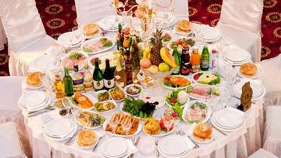 Restoranda toydan sonra süfrədə qalan yemək davası - VİDEO