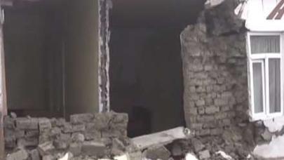 Gəncədə uçqun: Dağıntılar altında qalan bir qız ölüb, biri... (YENİLƏNİB)