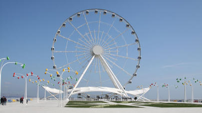 Bakı Bulvarında uşaq attraksiondan yıxıldı