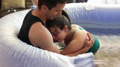 Körpəsini ərinin köməyi ilə su hovuzunda doğdu - VİDEO