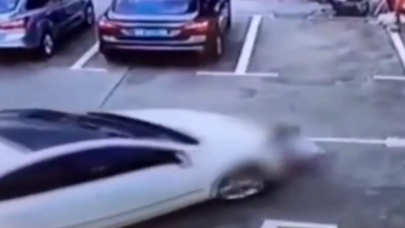 Qadın sürücü 3 uşağı belə əzdi - VİDEO