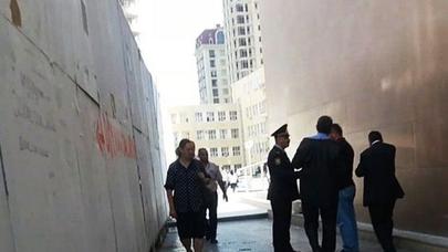 “Qara bazar”da dollar əməliyyatı: İki nəfər saxlanıldı, biri qaçdı – VİDEO/FOTO